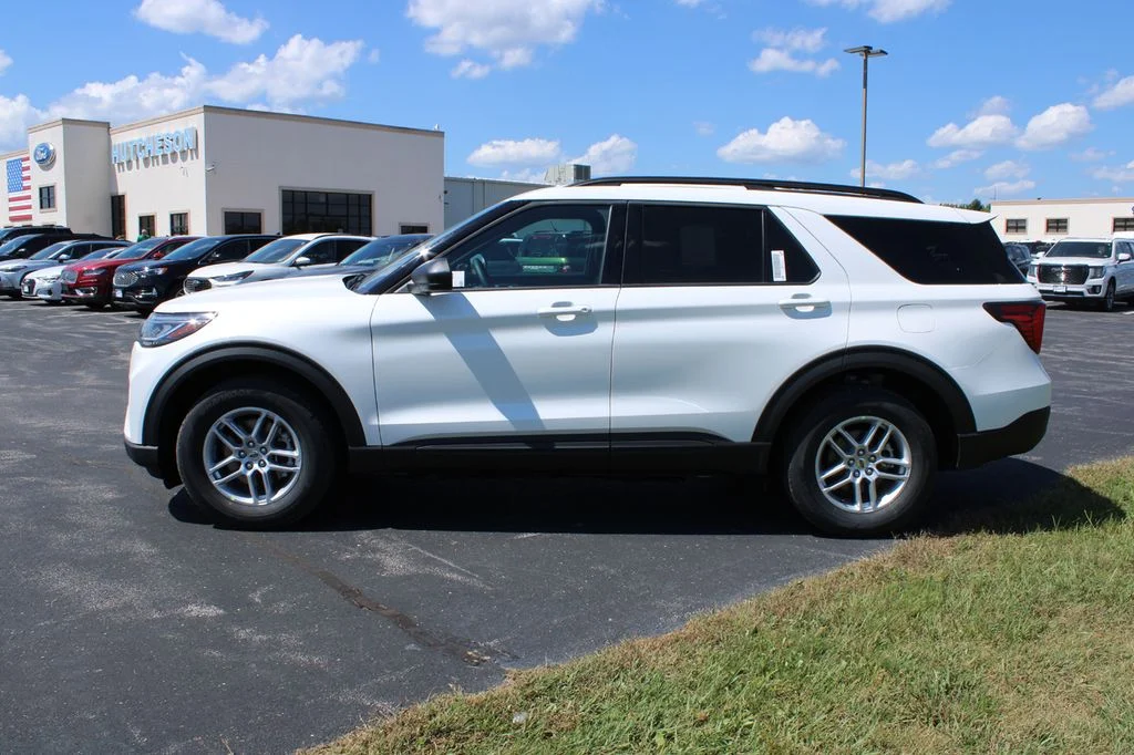 New 2027 White Ford 4DR 4WD ACTIVE image 4