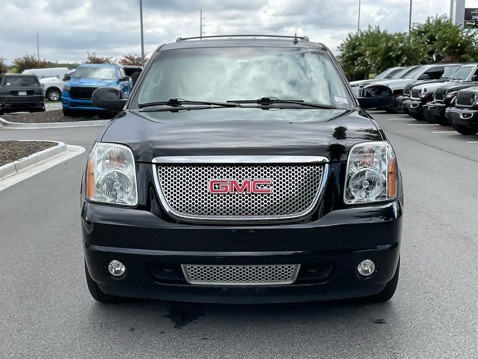 Used 2013 Onyx Black GMC Denali image 2