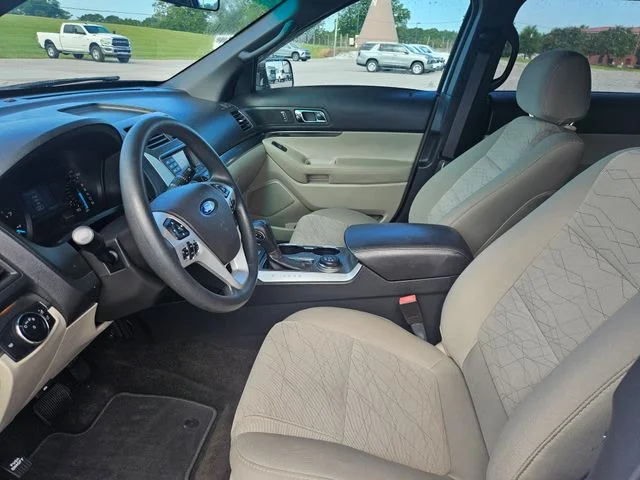 Used 2015 White Ford Base image 9