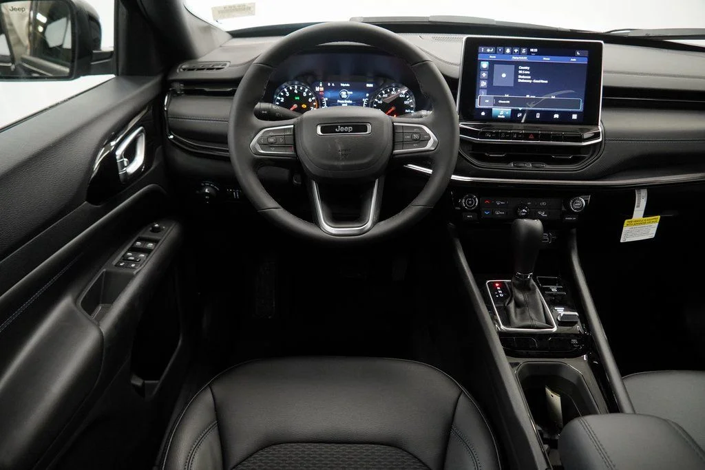 New 2026 Diamond Black Crystal Pearlcoat Jeep Latitude image 20