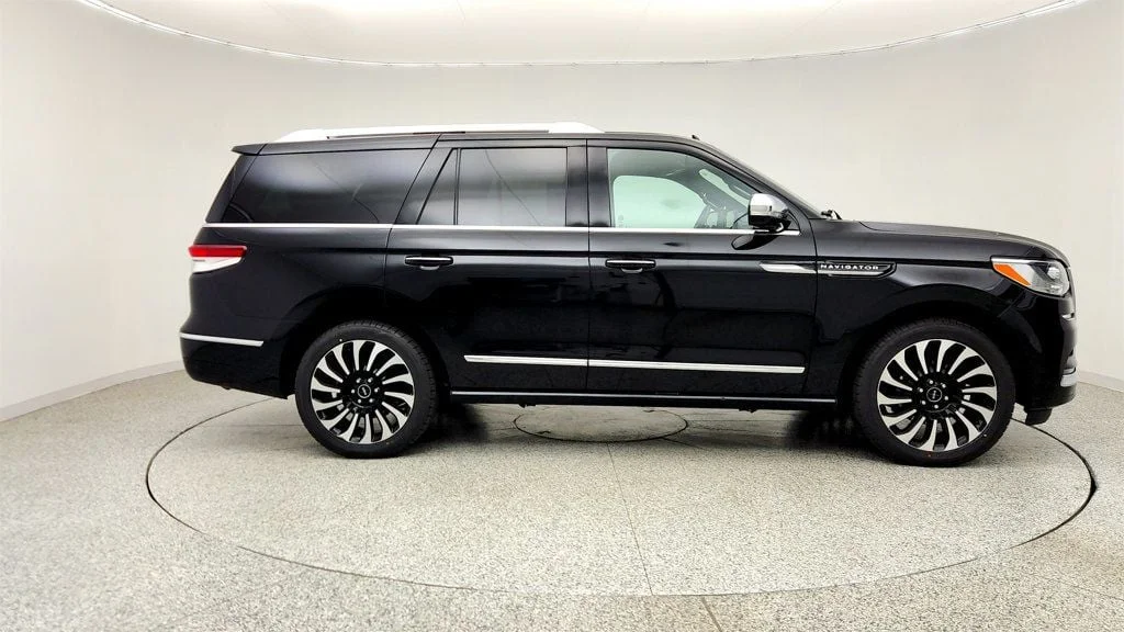 Used 2022 Infinite Black Metallic Clearcoat Lincoln Black Label 4x4 image 4