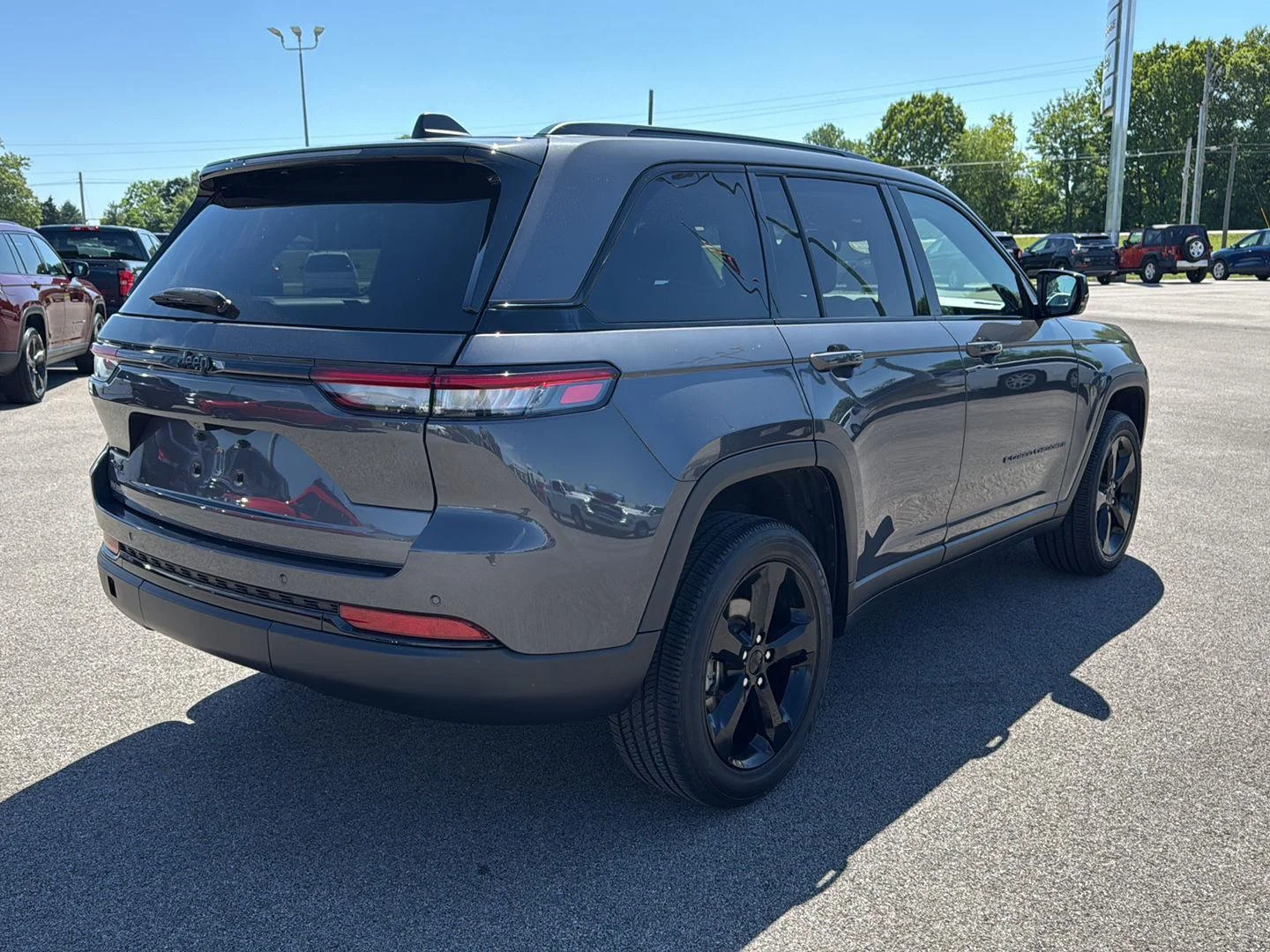 Used 2023 Baltic Gray Metallic Clearcoat Jeep Altitude image 18