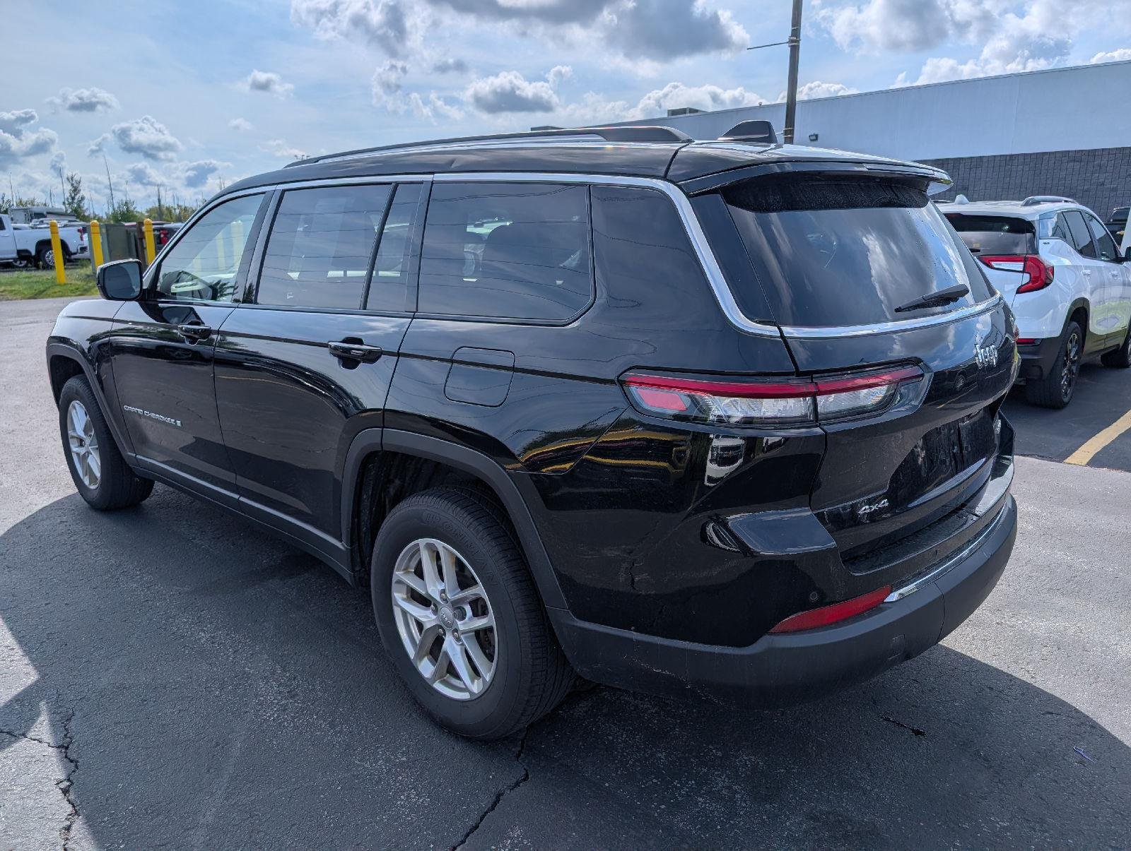 Used 2023 Diamond Black Crystal Pearlcoat Jeep Laredo image 5
