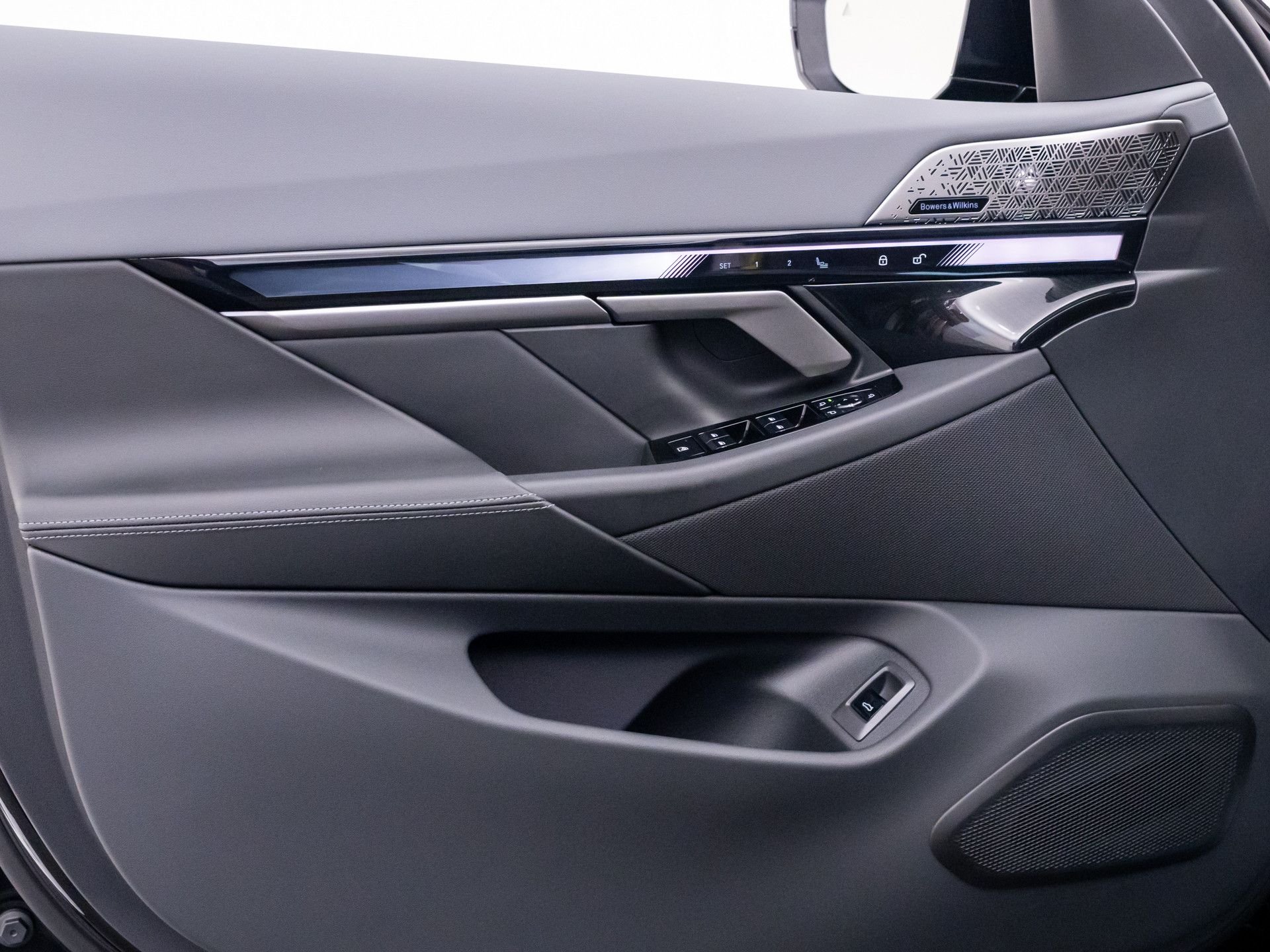 New 2027 Black Sapphire Metallic BMW 550e xDrive image 13