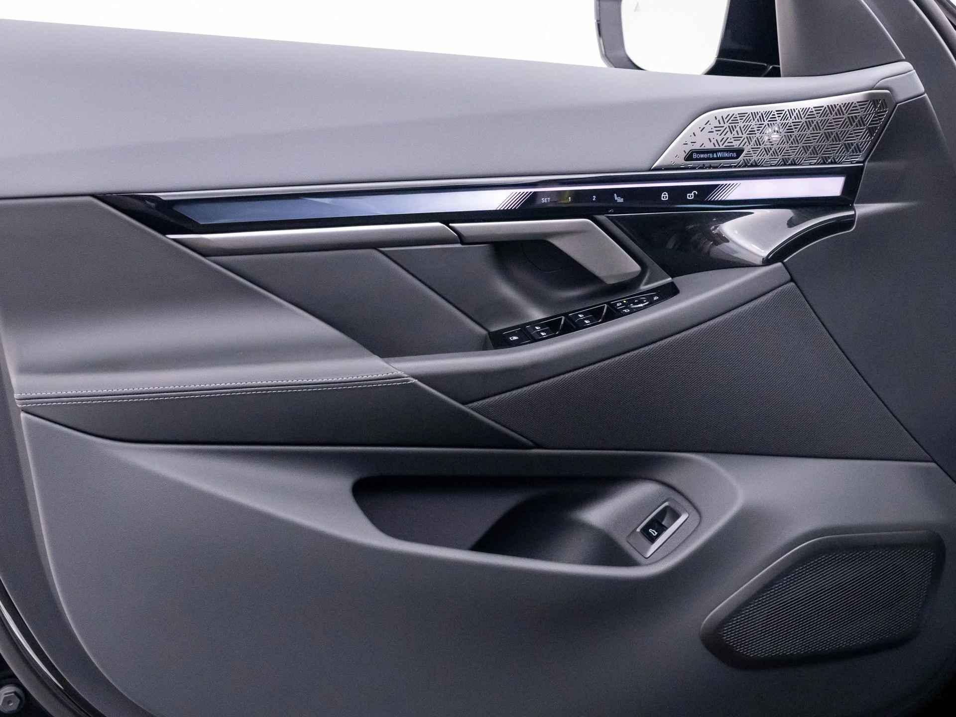New 2027 Dk. BMW 550e xDrive image 13
