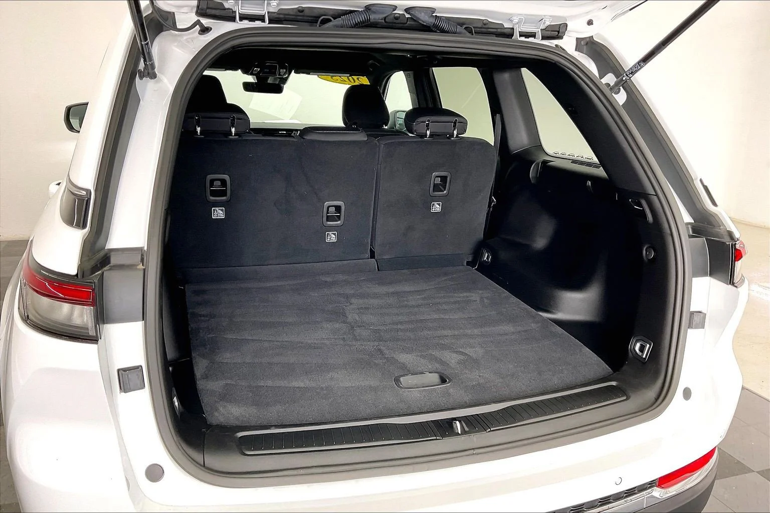 Used 2025 Bright White Clearcoat Jeep Laredo image 27