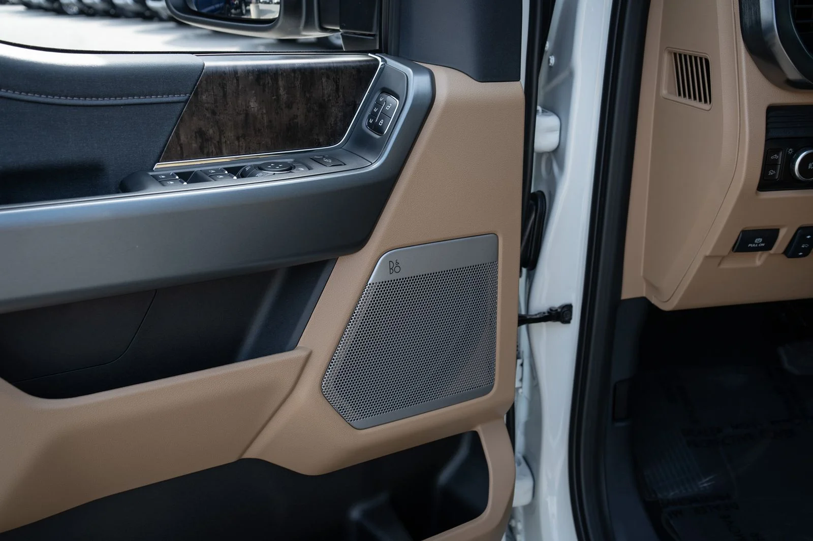 New 2026 Star White Metallic Tri-Coat Ford F-250® Lariat® image 32
