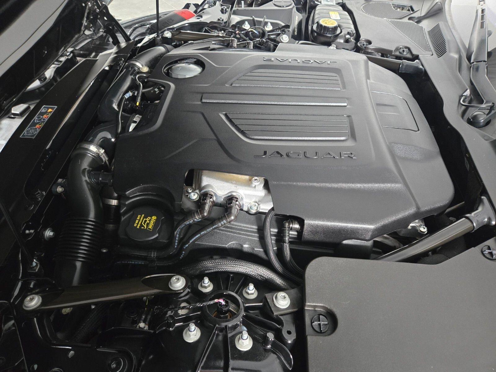 2023 Jaguar F-TYPE R-Dynamic - Photo 19