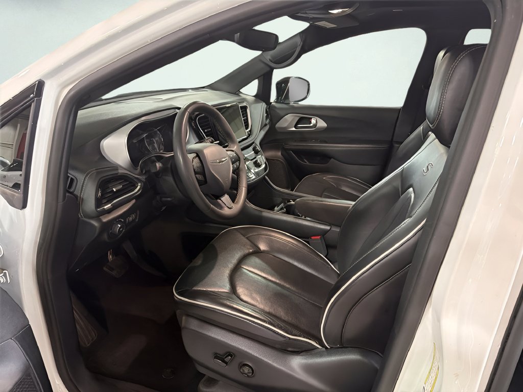 Used 2025  Chrysler Limited image 16