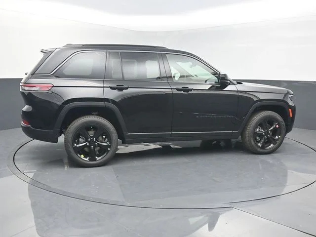 New 2026 Diamond Black Crystal Pearlcoat Jeep Limited image 7