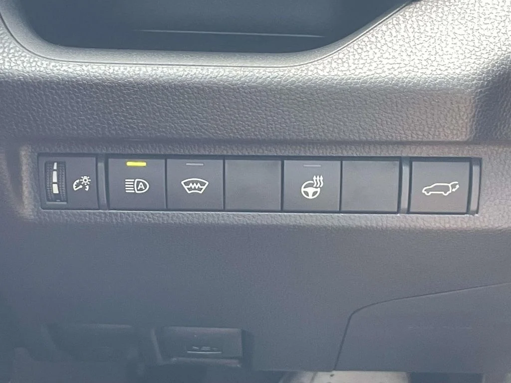 Used 2025 Wind Chill Pearl Toyota XLE Premium image 24