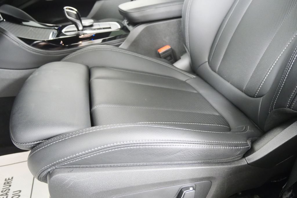 Used 2025 Mineral White Metallic BMW xDrive30i image 9