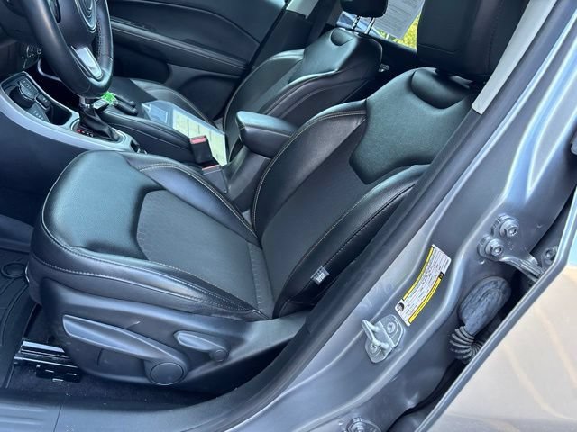 Used 2018 Billet Silver Metallic Clearcoat Jeep Latitude image 15