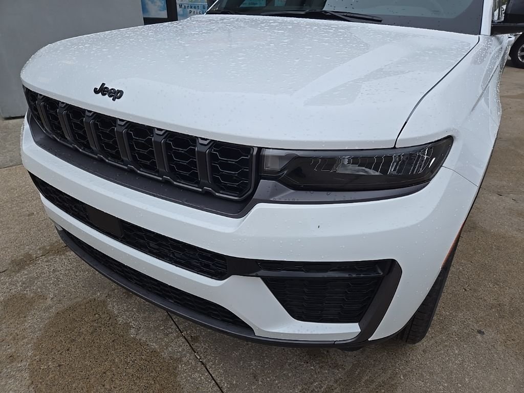 New 2026 Bright White Clear-Coat Exterior Paint Jeep Altitude image 17