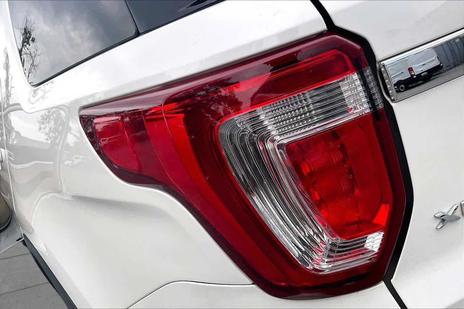 Used 2016 White Platinum Metallic Tri-Coat Ford XLT image 29