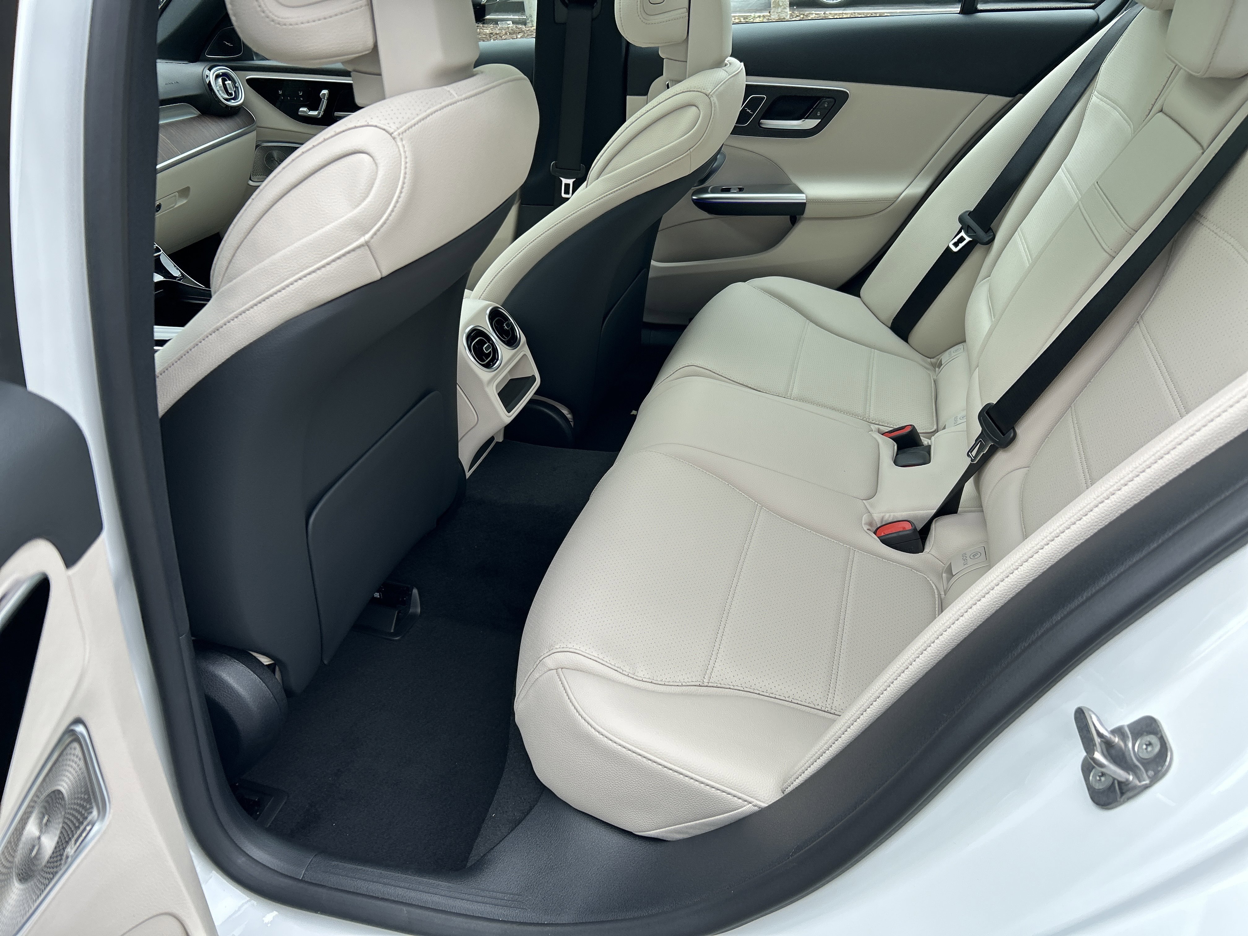 New 2026 MANUFAKTUR Moonlight White Metallic Mercedes-Benz C 300 Sedan image 36