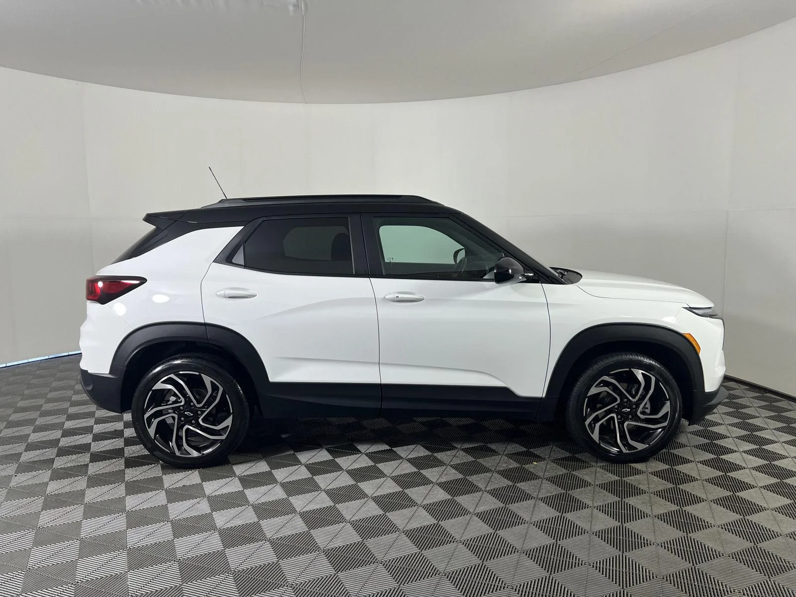 Used 2024 Summit White Chevrolet RS image 22