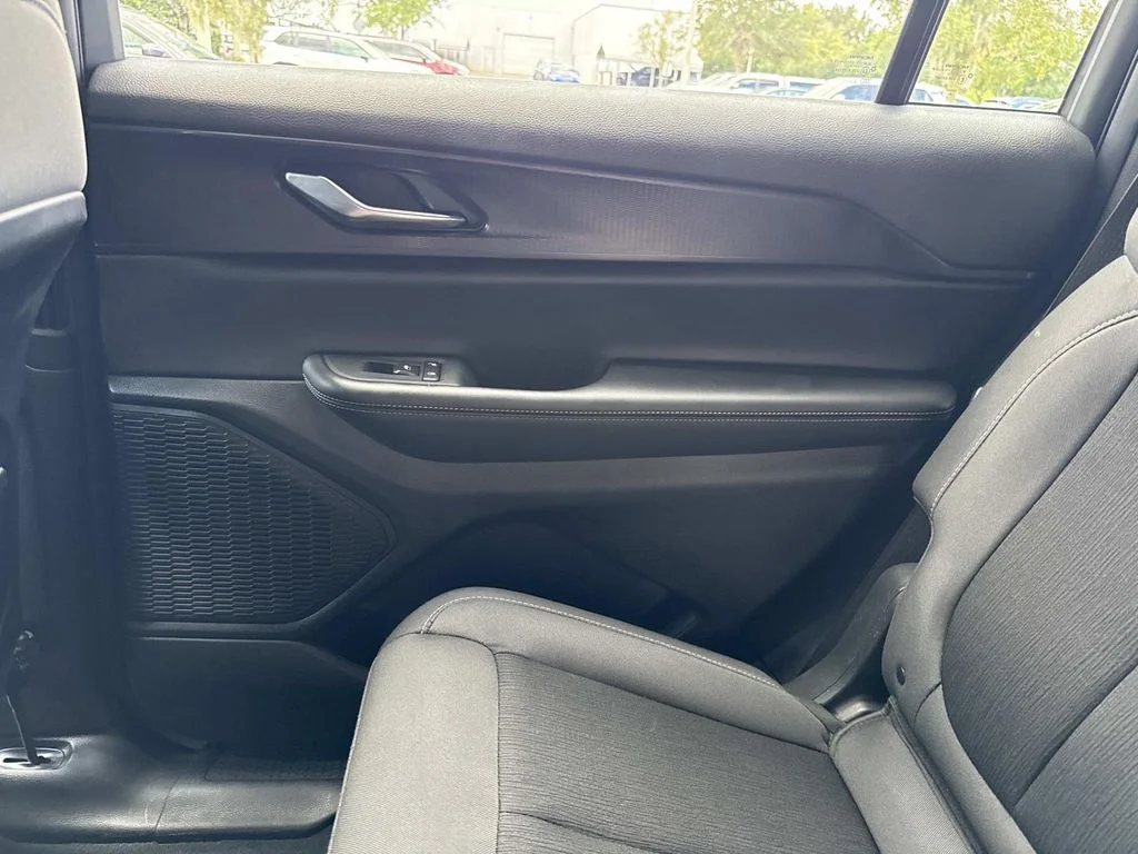 Used 2025 Silver Jeep Laredo image 17
