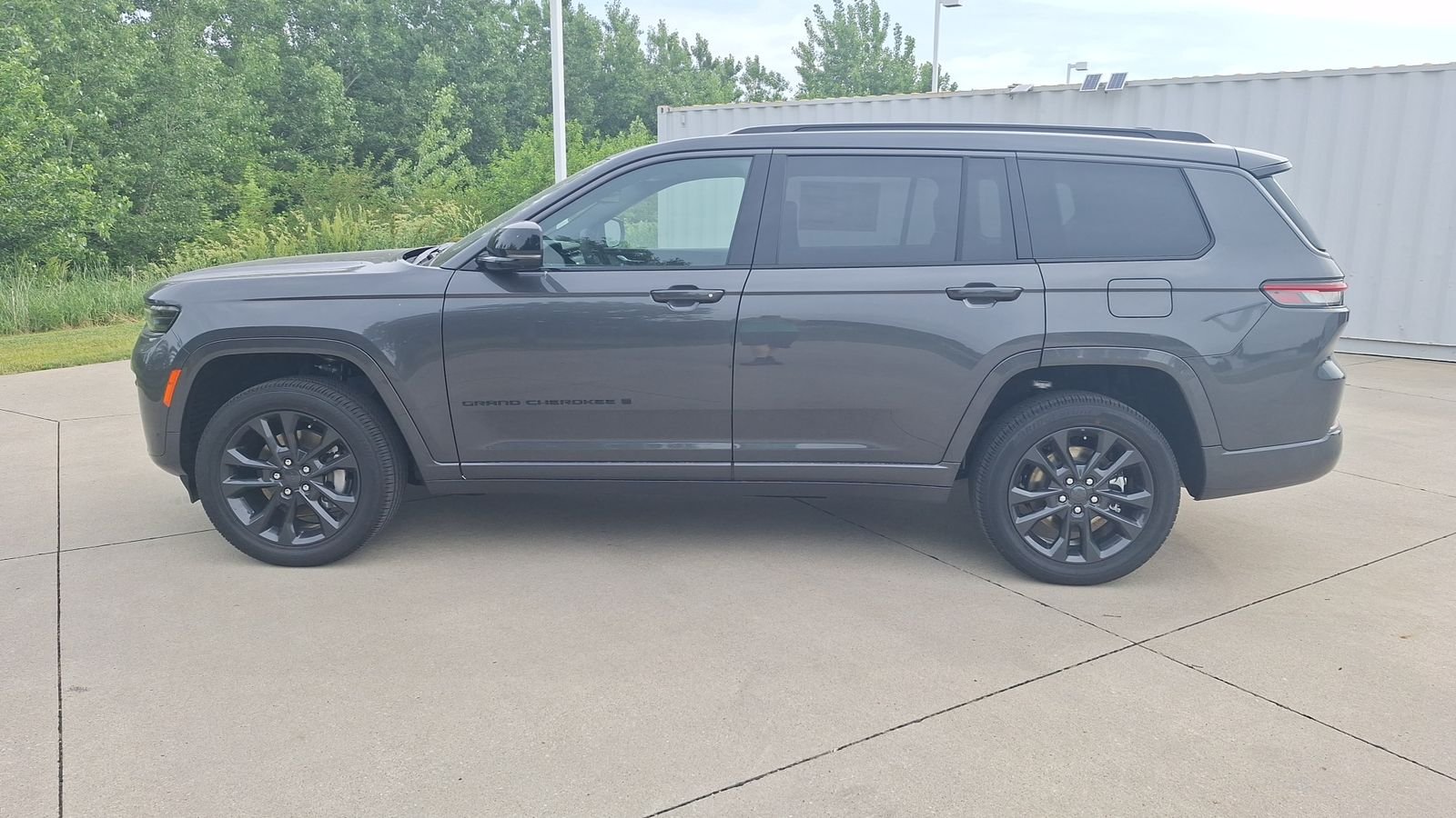 New 2026 Baltic Gray Metallic Clear-Coat Exterior Paint Jeep Limited image 6