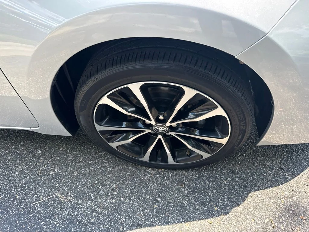 Used 2019 Classic Silver Metallic Toyota SE image 5