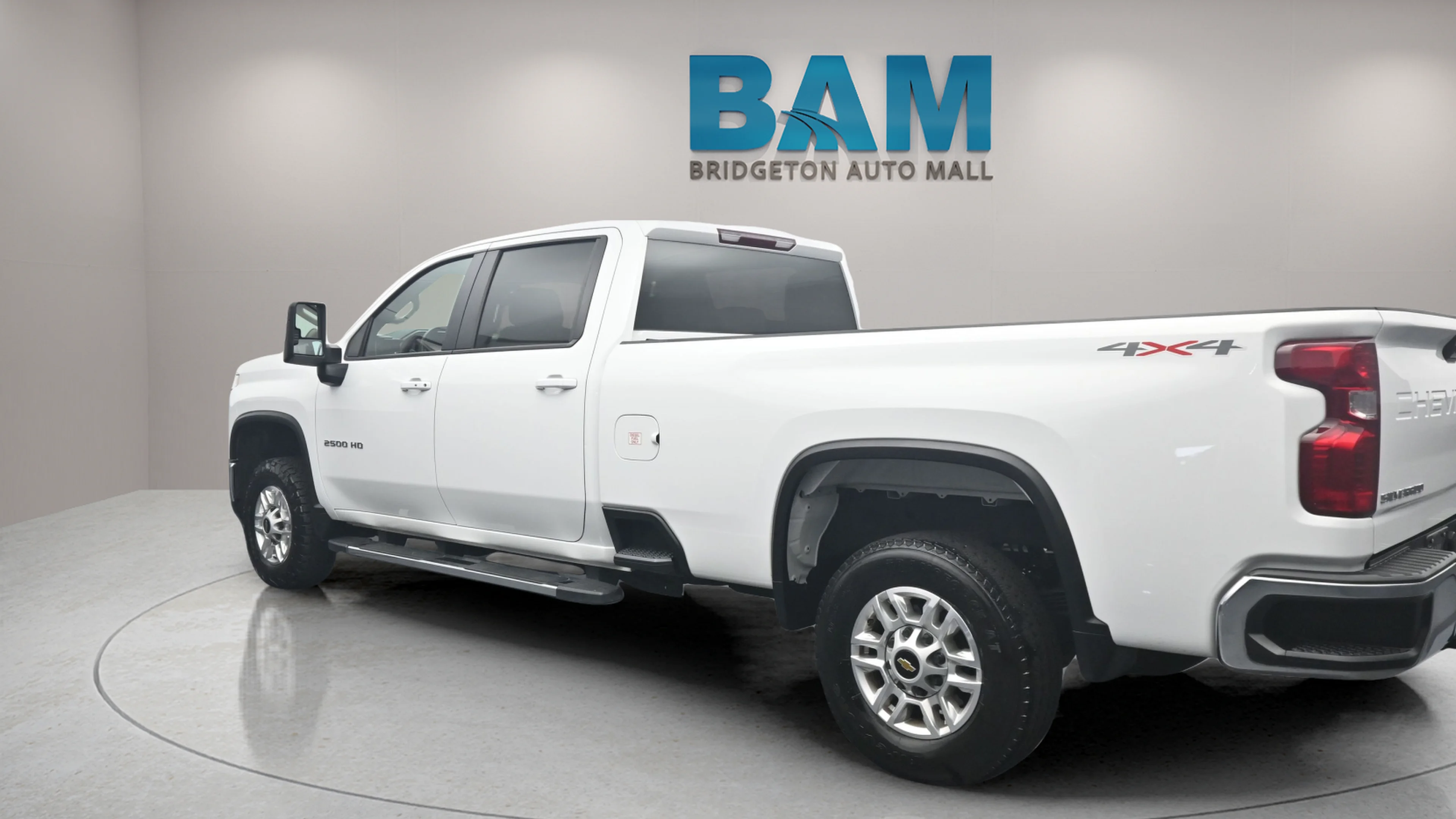 Used 2025 Summit White Chevrolet LT image 5