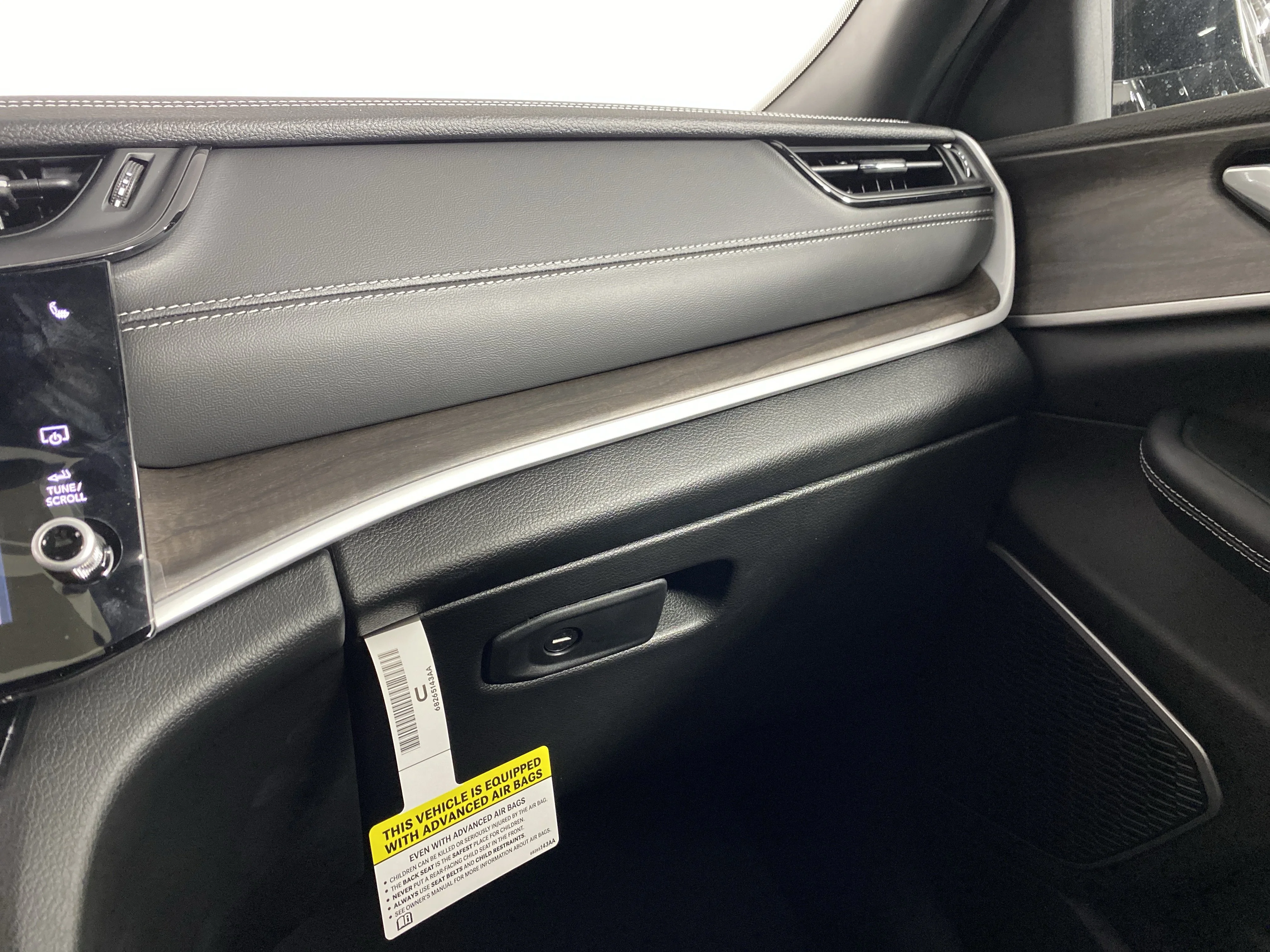 New 2026 Baltic Gray Metallic Clear-Coat Exterior Paint Jeep Limited image 29