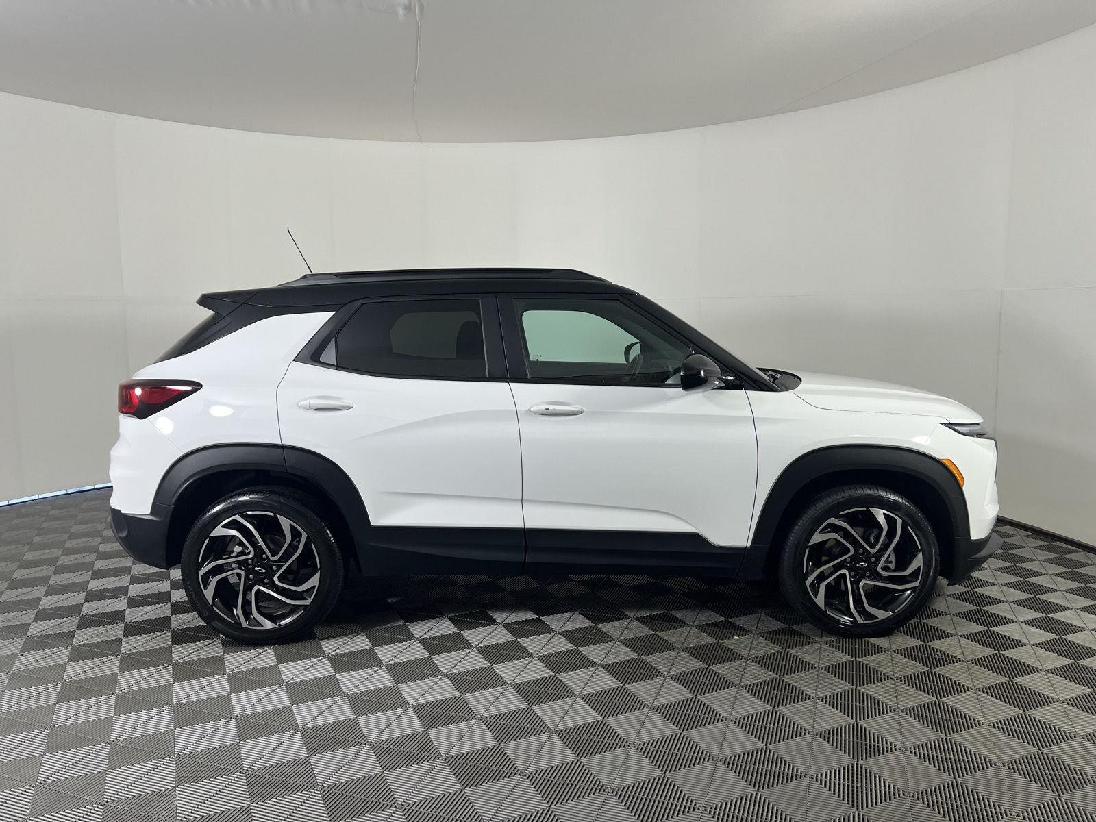 Used 2024 Summit White Chevrolet RS image 22