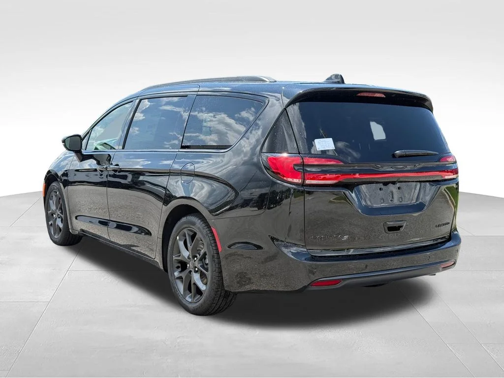 New 2027 Diamond Black Crystal Pearl-Coat Exterior Paint Chrysler Limited image 3
