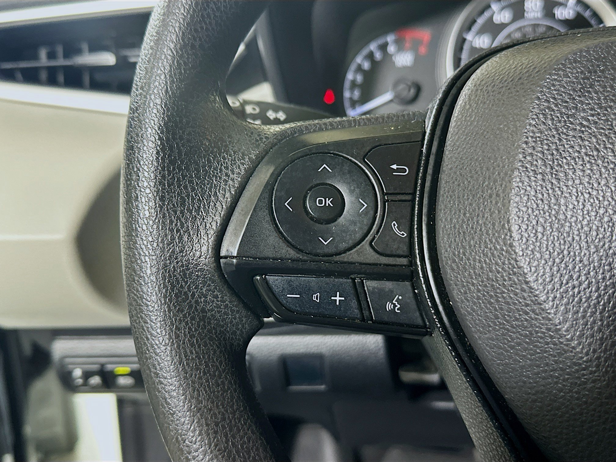 Used 2022 White Toyota LE image 16