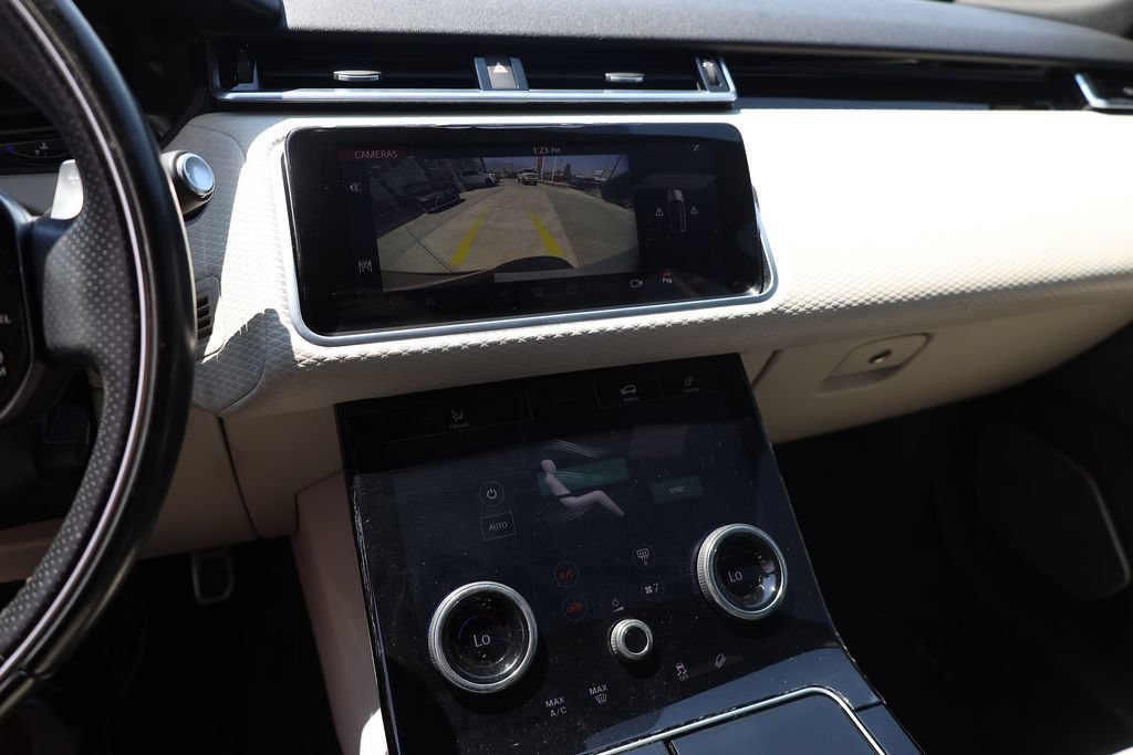 Used 2018 White Land Rover R-Dynamic SE image 15