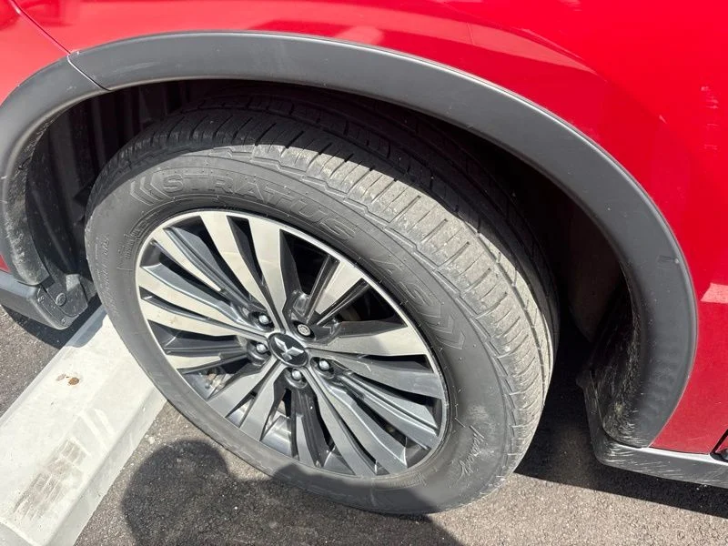 Used 2019 Red Mitsubishi SEL image 3