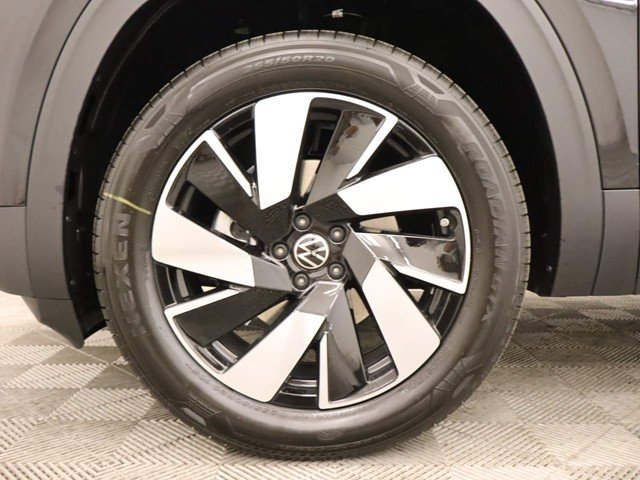 New 2026 Deep Black Pearl Volkswagen 2.0T SE W/TECHNOLOGY image 6