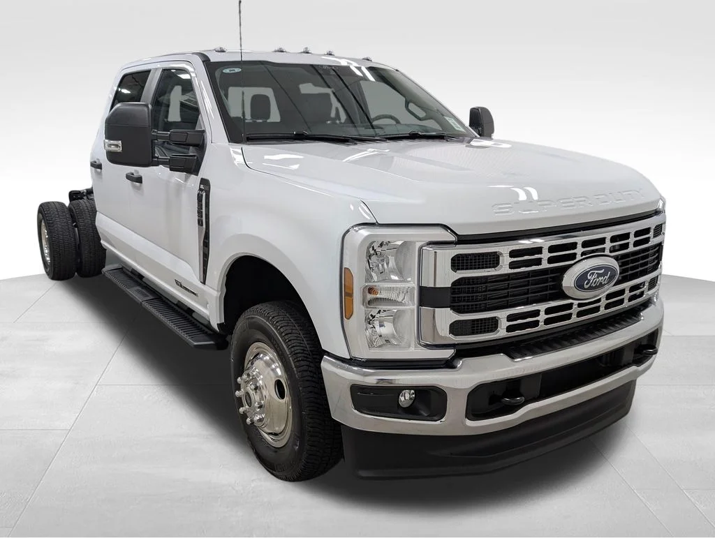 New 2026 Oxford White Ford F-350® XL image 23