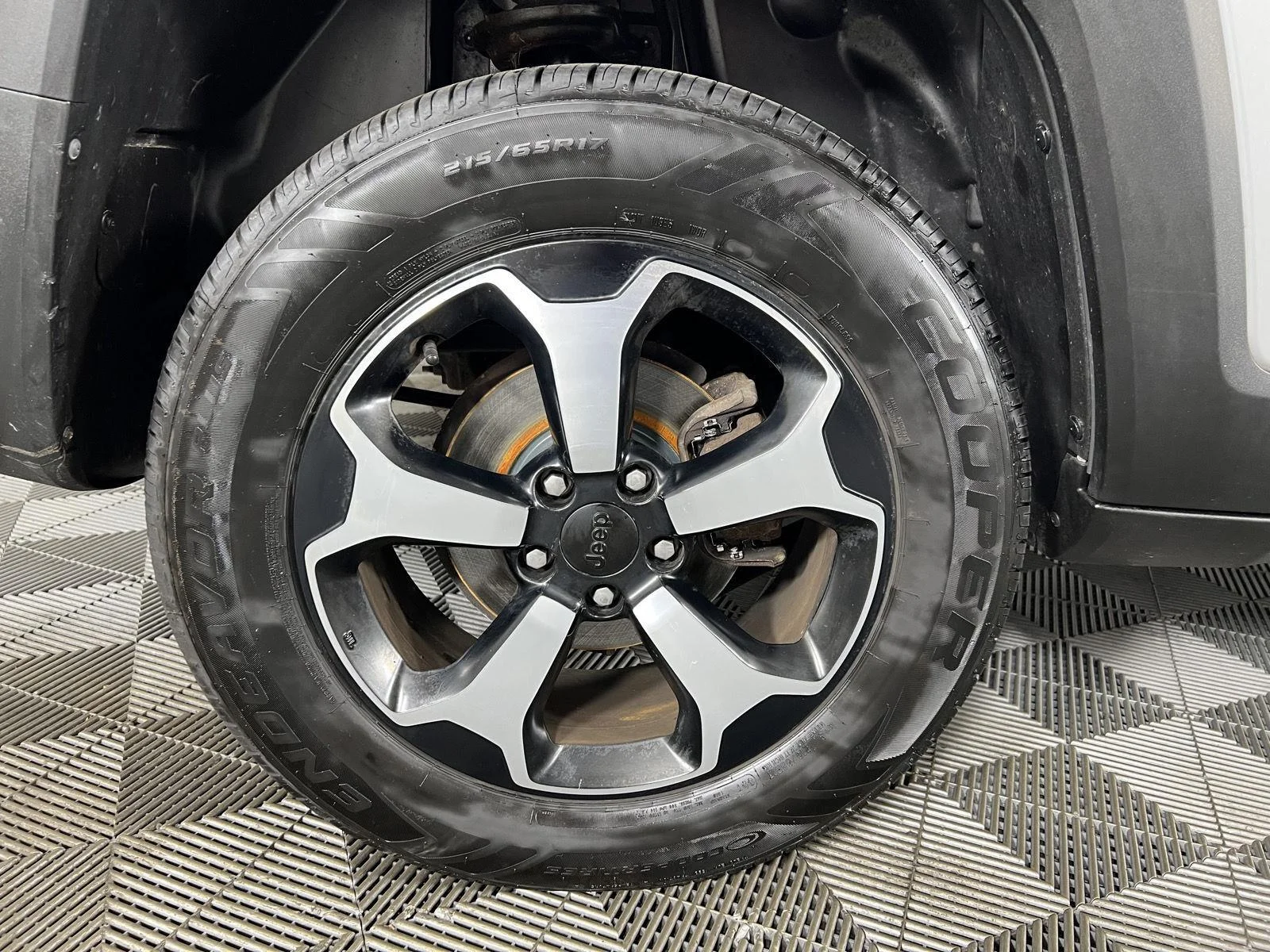 Used 2021 Glacier Metallic Clearcoat Jeep Trailhawk image 30