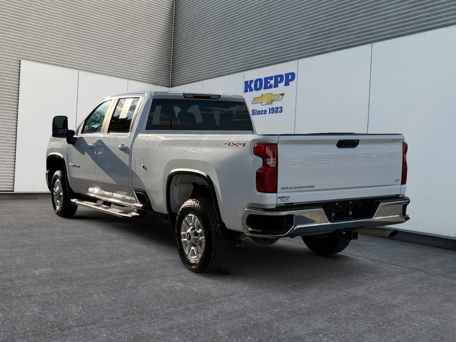 Used 2025 Summit White Chevrolet LT image 3
