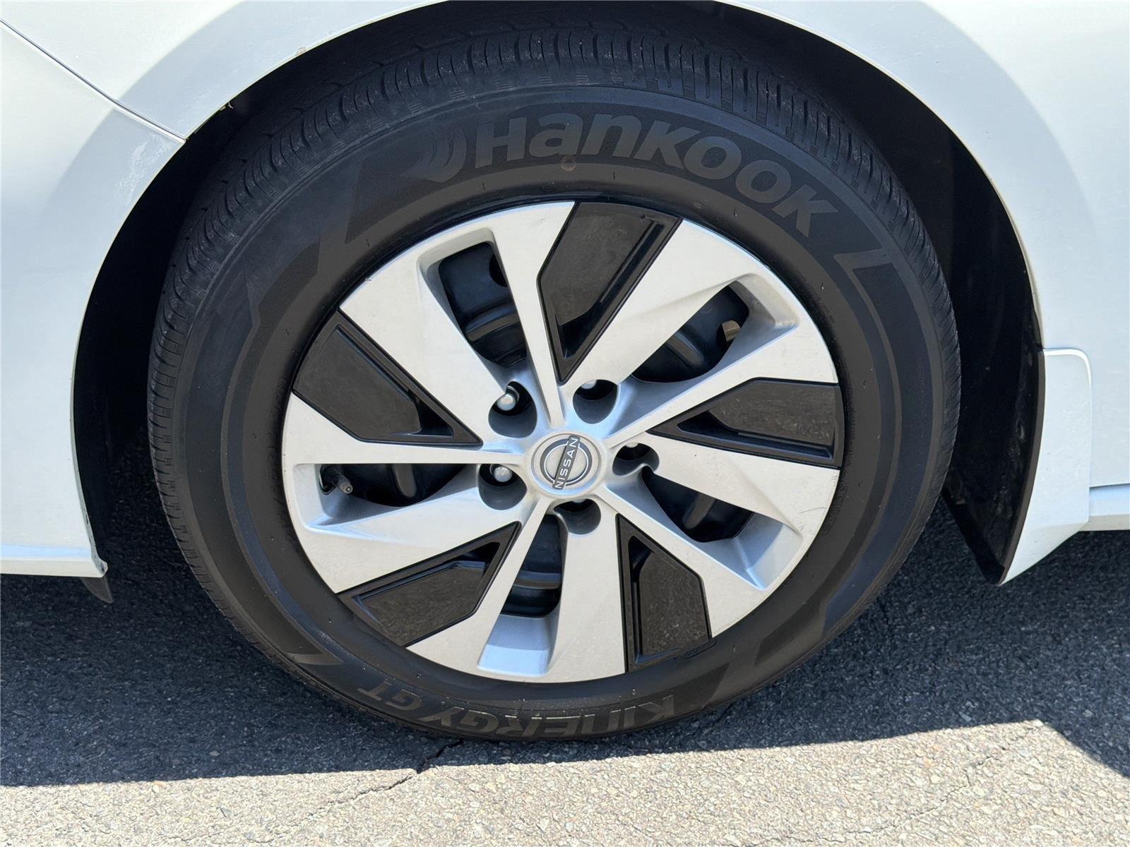 Used 2023 Glacier White Nissan 2.5 S image 29