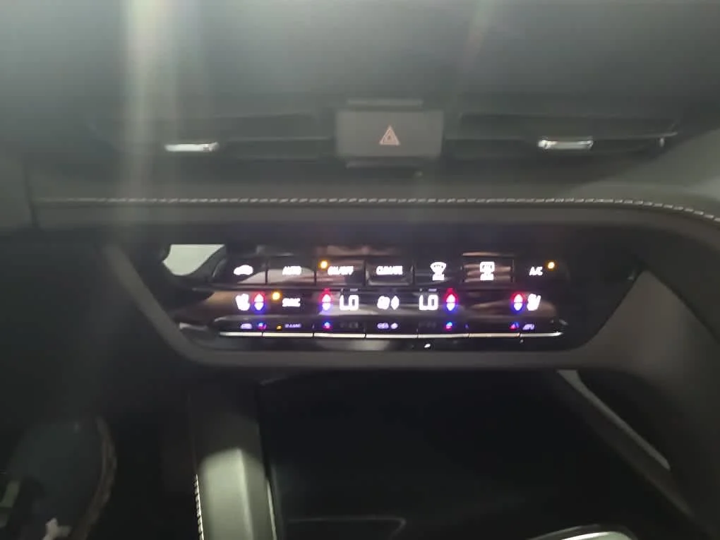 Used 2022 Ebony Twilight Metallic Buick Avenir image 23