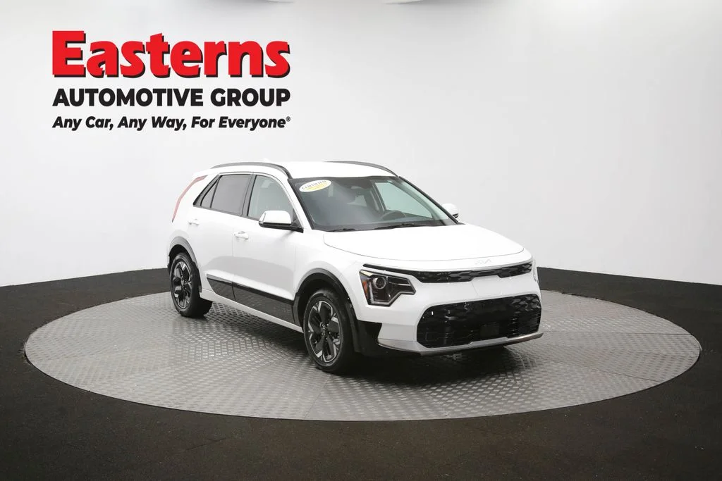 Used 2023 White Kia Wind image 49