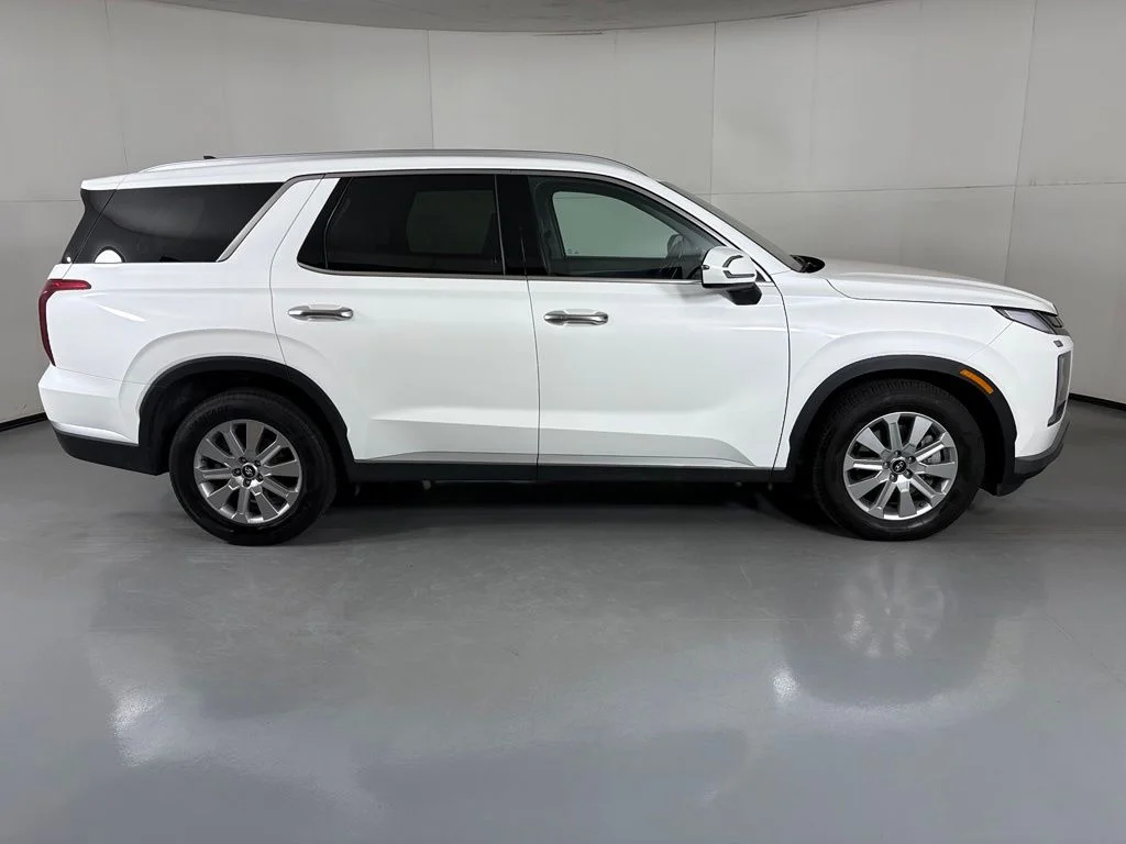 Used 2025 White Hyundai SEL image 9
