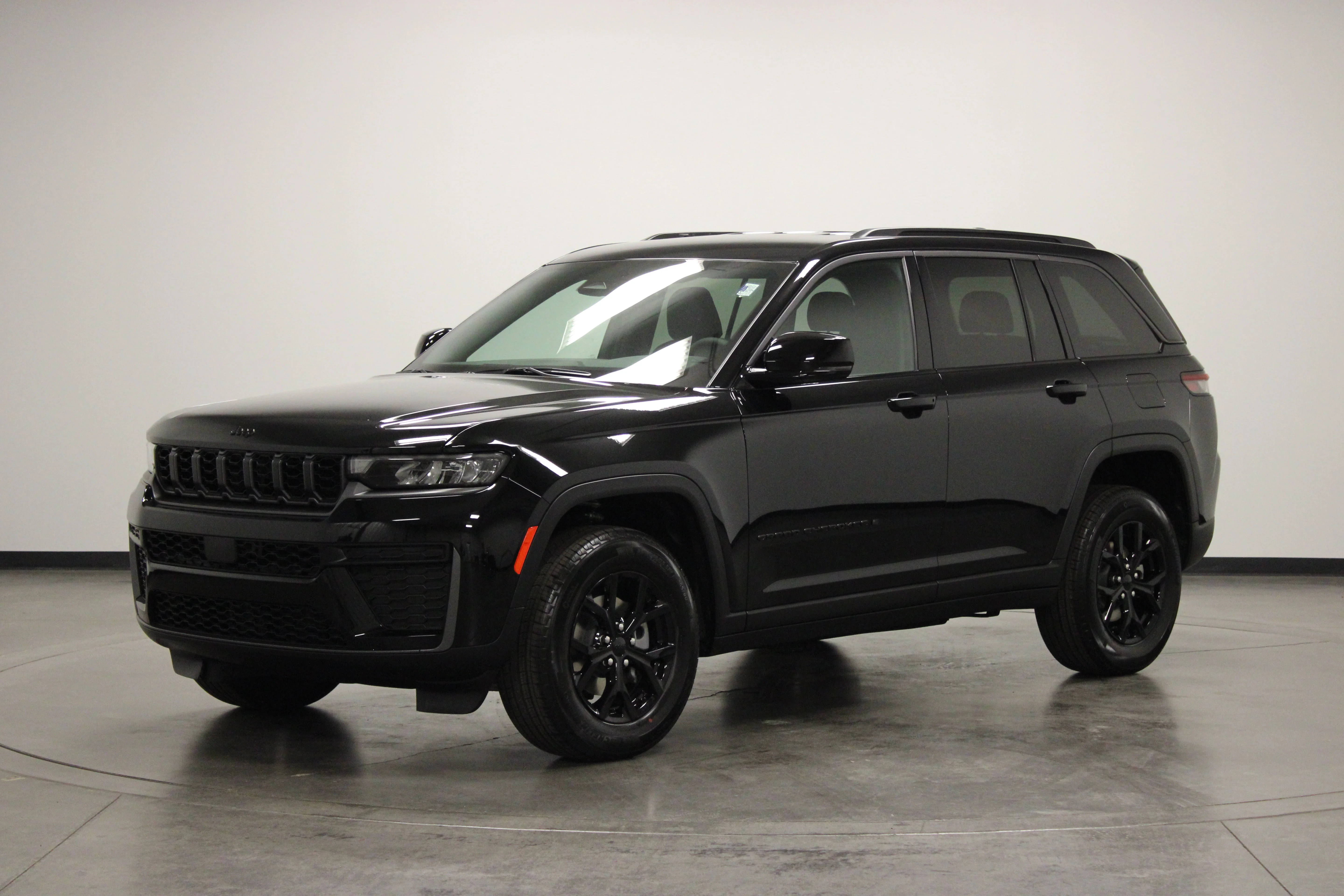 New 2026 Diamond Black Crystal Pearlcoat Jeep Laredo Altitude image 4