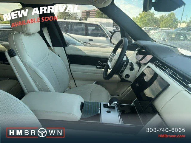 Used 2025  Land Rover SE image 5