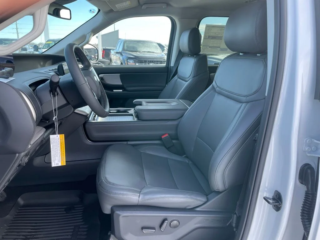 New 2026 Oxford White Ford MAX Active image 3