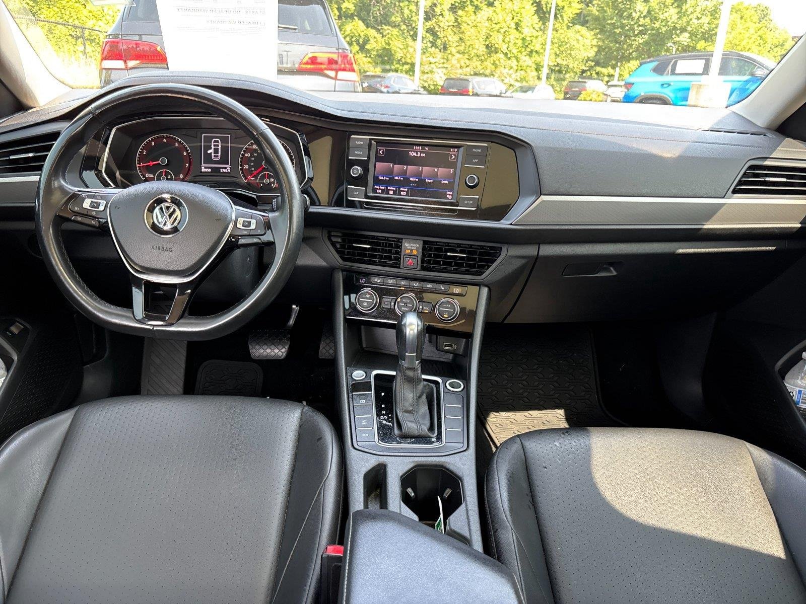 Used 2019 Pure White Volkswagen SE image 33