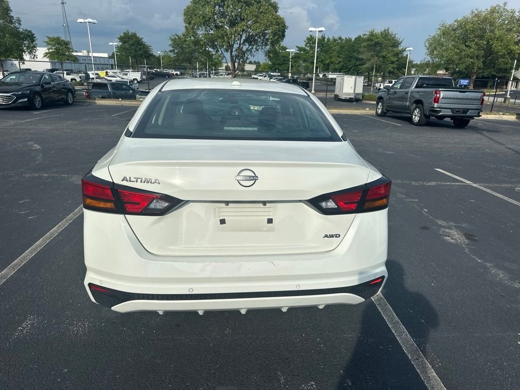 Used 2025 White Nissan 2.5 SV image 5