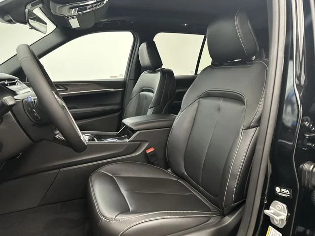New 2026 Diamond Black Crystal Pearl-Coat Exterior Paint Jeep Limited image 15