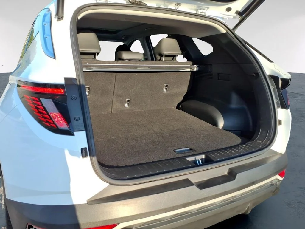 Used 2024 White Hyundai SEL Convenience image 11