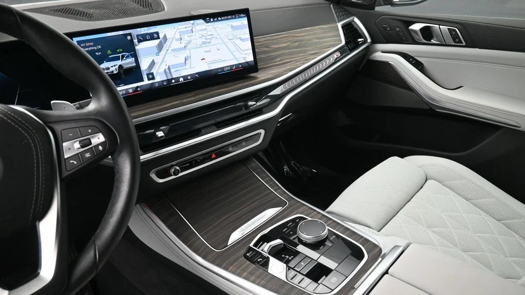 Used 2024 White BMW sDrive40i image 8