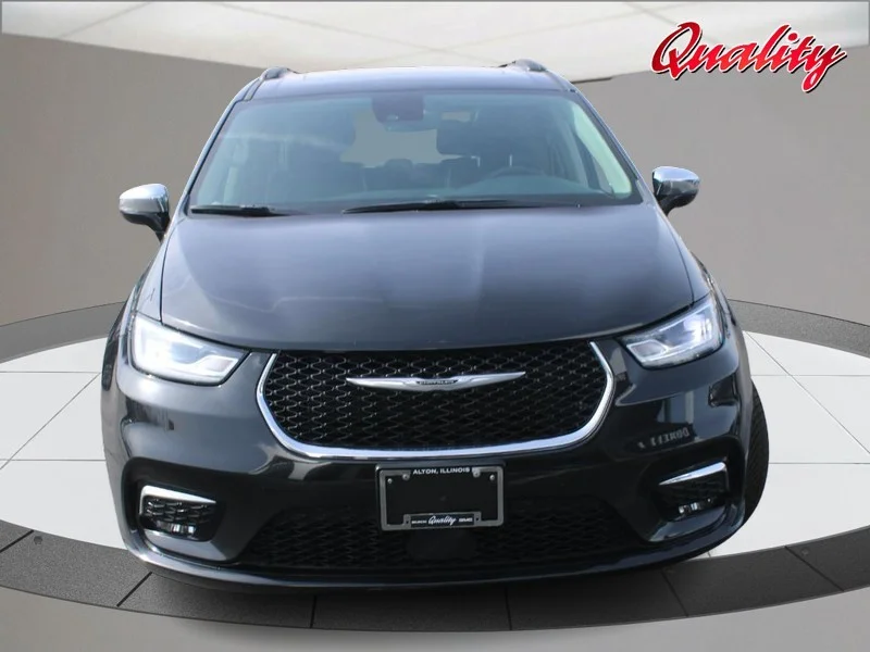 Used 2023 Brilliant Black Crystal Pearlcoat Chrysler Limited image 10