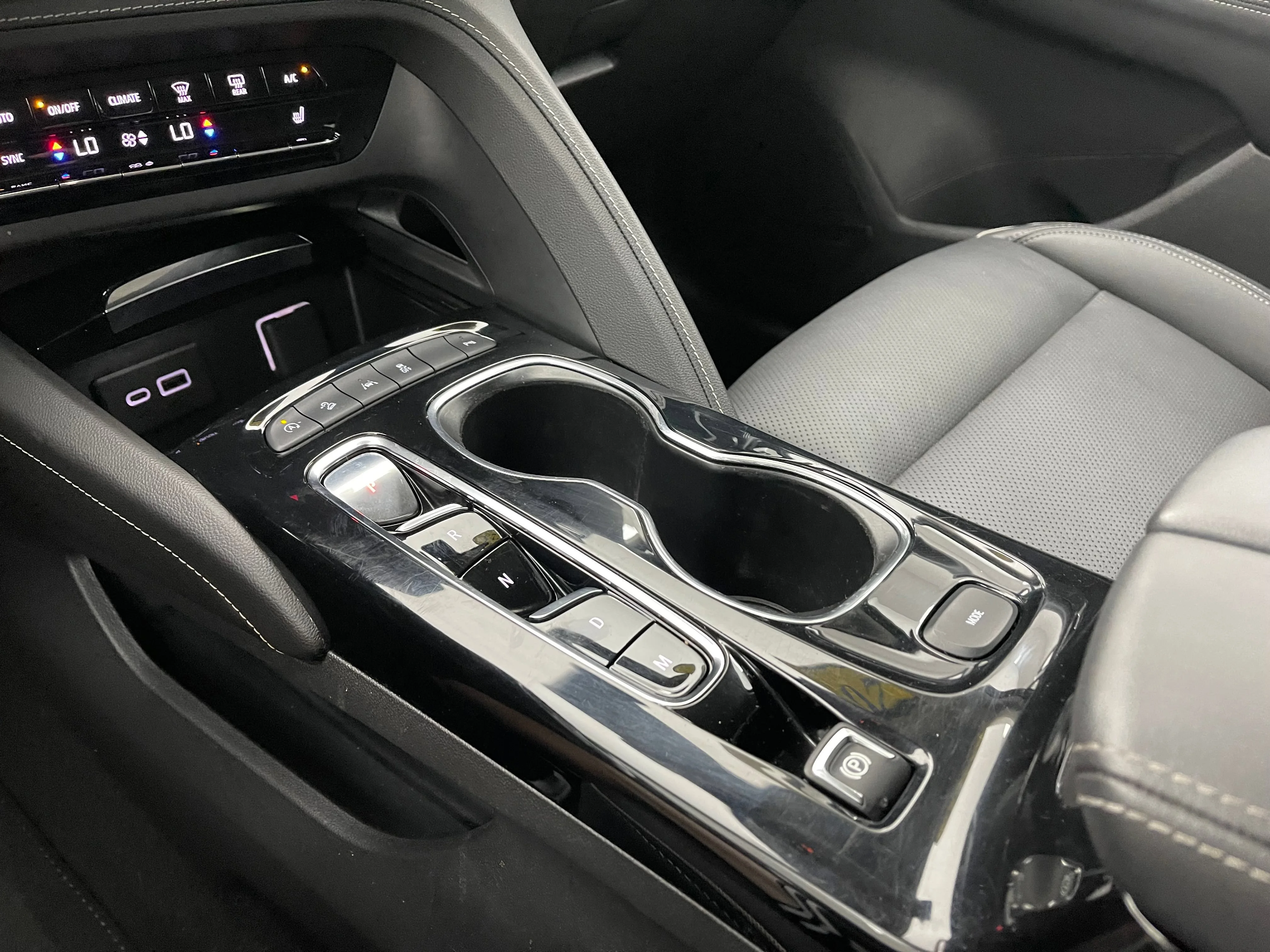 Used 2023 Summit White Buick Essence image 28