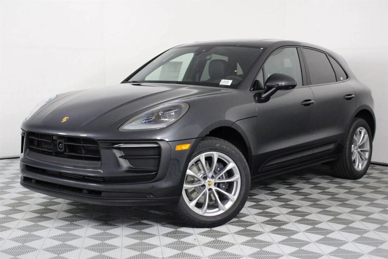 2026 Porsche Macan -'s photo